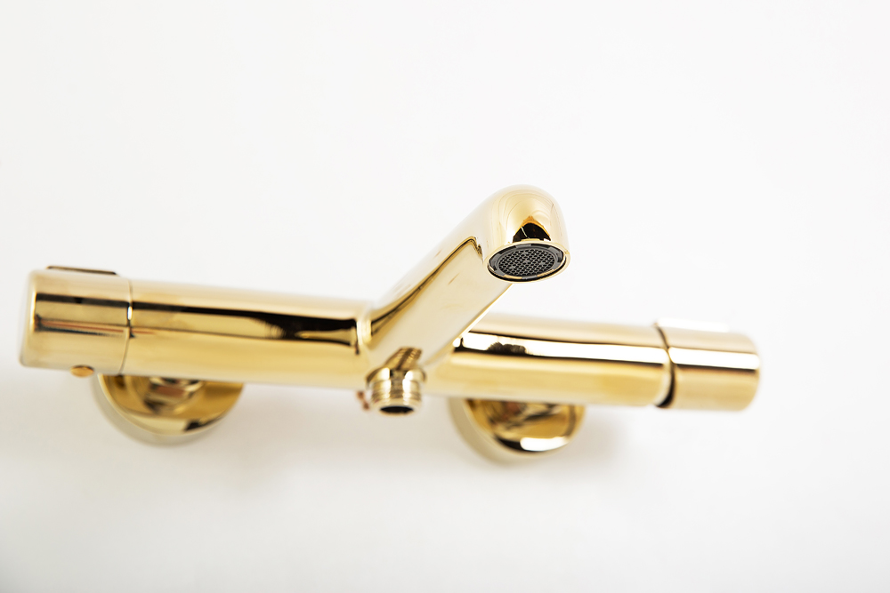 Смеситель для ванны и душа BelBagno UNO-VASM/DFS-ORO в комплекте с ручным душем, шлангом и держателем.