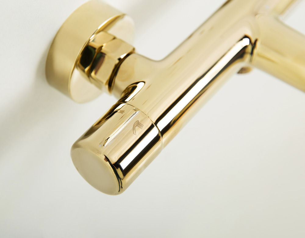 Смеситель для ванны и душа BelBagno UNO-VASM/DFS-ORO в комплекте с ручным душем, шлангом и держателем.